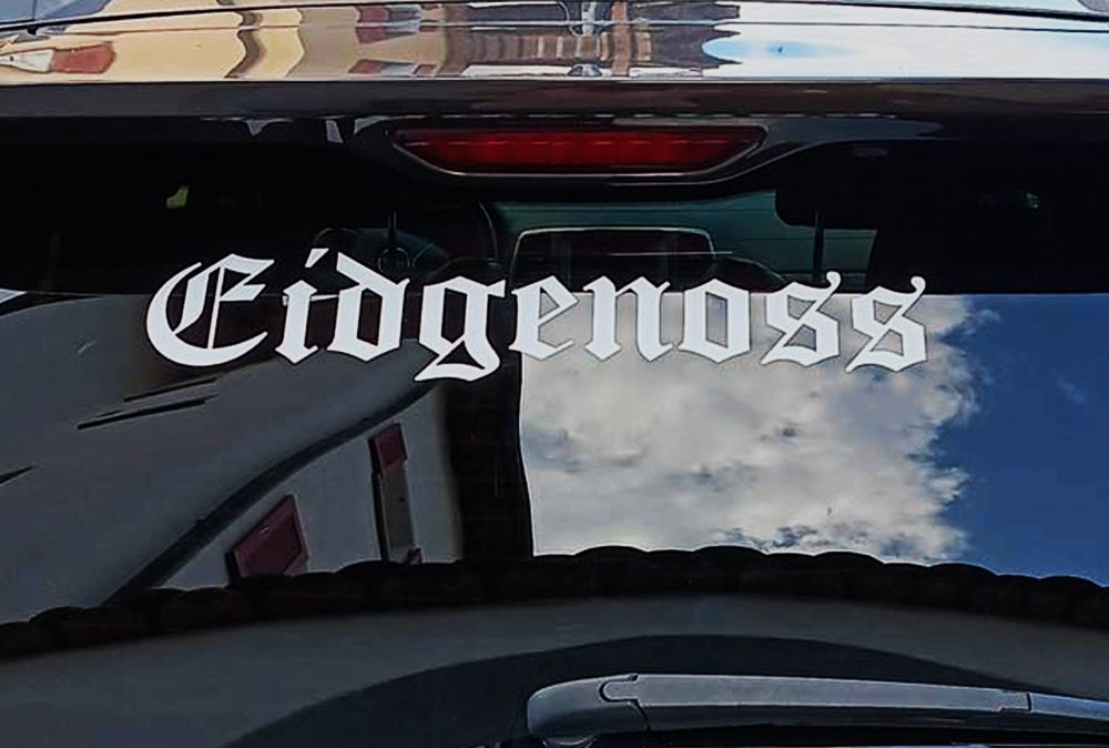 Heckscheiben-Sticker mit Schriftzug "Eidgenoss" auf schwarzem Auto – reflektierend in Schweizer Oldschool-Gothic-Style