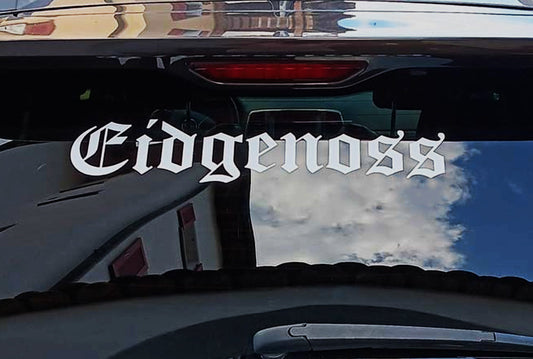 Heckscheiben-Sticker mit Schriftzug "Eidgenoss" auf schwarzem Auto – reflektierend in Schweizer Oldschool-Gothic-Style