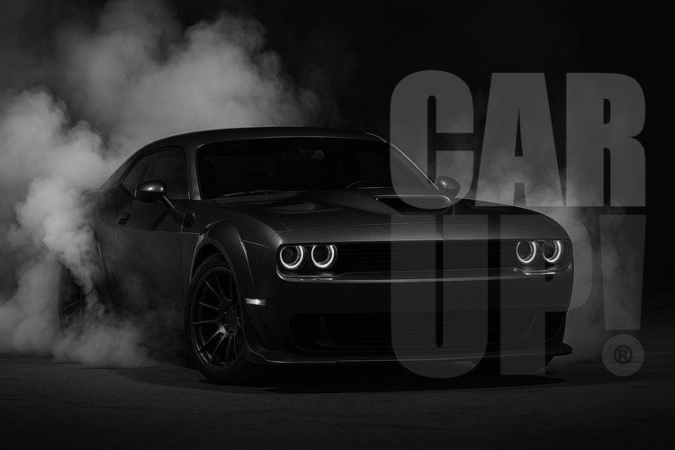 Tuning-Szene in den Schweizer Alpen bei Nacht: Drei Männer mit Sonnenbrillen vor getunten Subaru-Autos mit offenen Hauben, LED-Beleuchtung und Car Gadgets – Symbolbild für Autozubehör & Tuning-Produkte bei CarUp!®