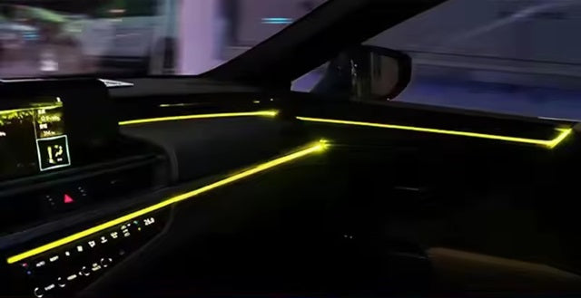 Auto mit auffälliger LED-Frontbeleuchtung bei Nacht – Symbolbild für Kategorie Beleuchtung & LED bei CarUp