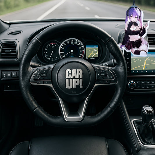 Duftbaum Anime-Girl mit violettem Outfit – auffälliger Auto-Lufterfrischer am Rückspiegel