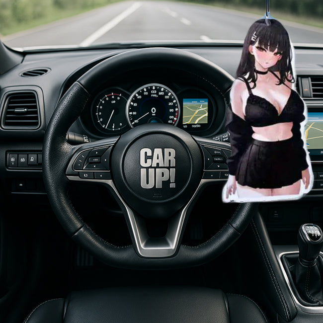 Anime-Girl Duftbaum im Auto – frecher Luft-Erfrischer mit Figur im schwarzen Outfit am Rückspiegel