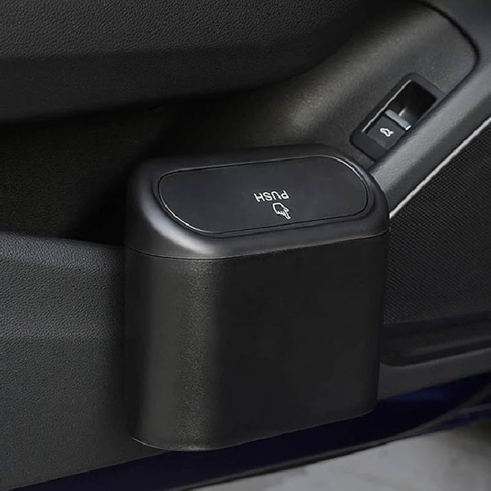 Push-Klappe beim Auto Abfalleimer MINI im Einsatz – praktische Mülllösung fürs Auto