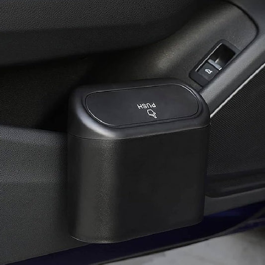 Push-Klappe beim Auto Abfalleimer MINI im Einsatz – praktische Mülllösung fürs Auto
