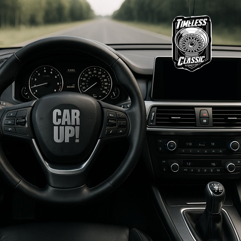 Timeless Classic Duftbaum – eleganter Auto-Lufterfrischer mit schwarz-weisser Optik und Felgen-MotivTimeless Classic Duftbaum – eleganter Auto-Lufterfrischer mit schwarz-weisser Optik und Felgen-Motiv