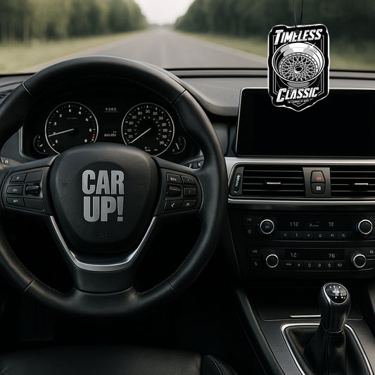 Timeless Classic Duftbaum – eleganter Auto-Lufterfrischer mit schwarz-weisser Optik und Felgen-MotivTimeless Classic Duftbaum – eleganter Auto-Lufterfrischer mit schwarz-weisser Optik und Felgen-Motiv