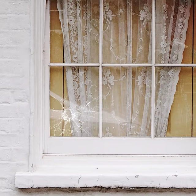 Einschussloch-Sticker auf Fensterscheibe – realistischer Glasbruch-Effekt für Auto