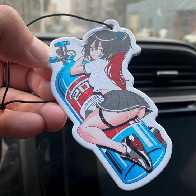 Detailansicht NOS-Girl Duftbaum – stylischer Autoanhänger mit blau-rosa Anime-Design