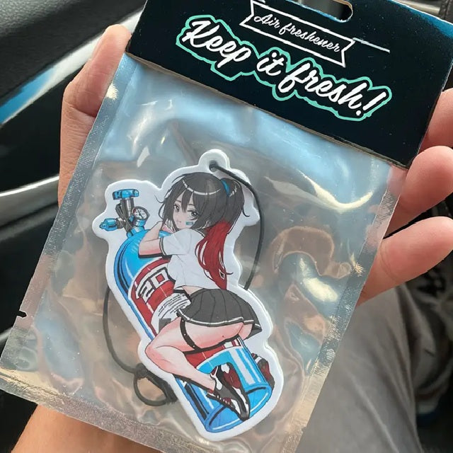 NOS-Girl Duftbaum in Verpackung – Auto-Lufterfrischer mit frechem Manga-Motiv im NOS-Stil