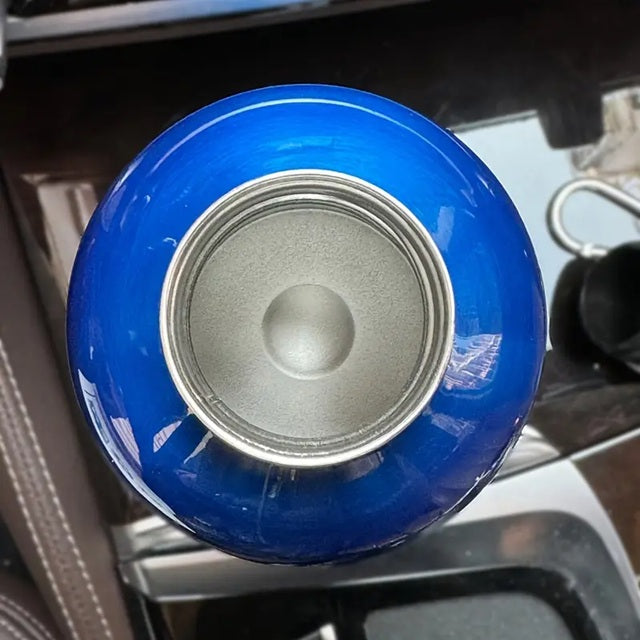 NOS Trinkflasche im Auto – auffälliges Gadget für Getränke mit Racing-Flair im Cockpit