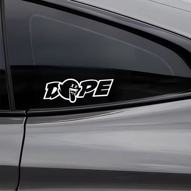 Auto-Sticker DOPE in Weiss – auffälliger Tuning-Aufkleber für dunkle Autolacke und Heckscheiben