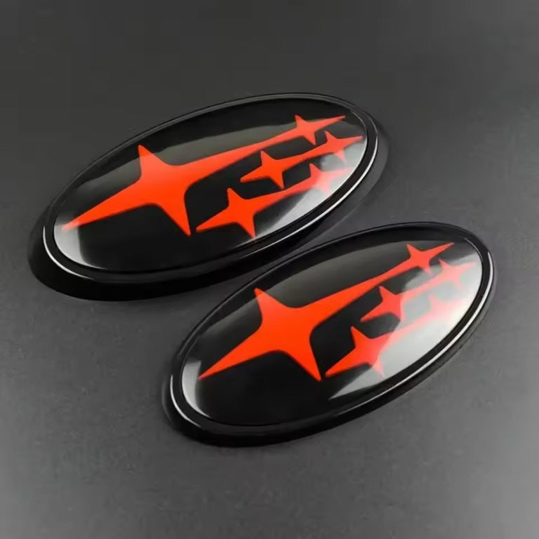 Subaru Emblem in Rot und Schwarz – aggressiver Look für sportliche Subaru-Modelle