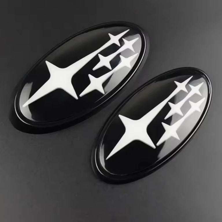 Subaru Emblem in Weiss und Schwarz – cleanes Design mit starkem Kontrast