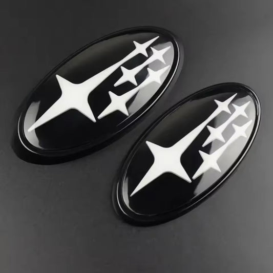 Subaru Emblem in Weiss und Schwarz – cleanes Design mit starkem Kontrast