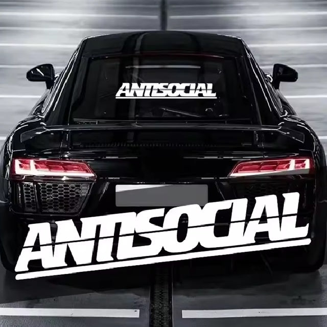 Auto mit auffälligem Heckscheiben-Sticker – Symbolbild für Auto-Sticker & Aufkleber Kategorie bei CarUp