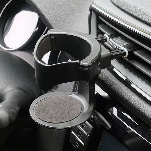 Auto-Getränkehalter montiert an Lüftung – sicherer Halt für Dosen oder Kaffeebecher im Fahrzeug