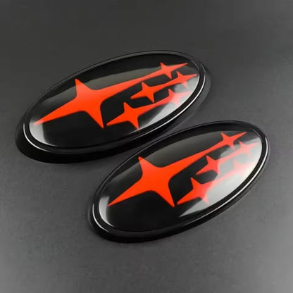 Subaru Emblem in Rot und Schwarz – aggressiver Look für sportliche Subaru-Modelle